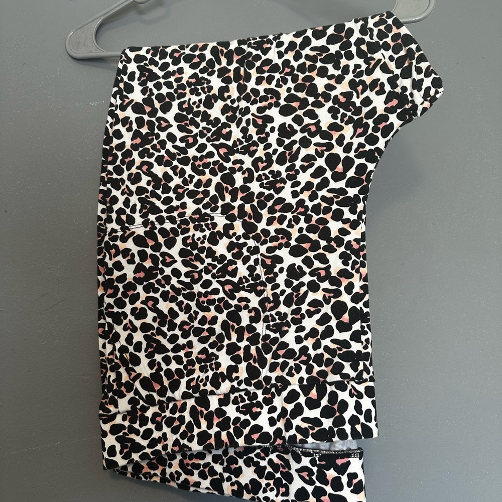 Leopard Print leggings in Black, White & Pink